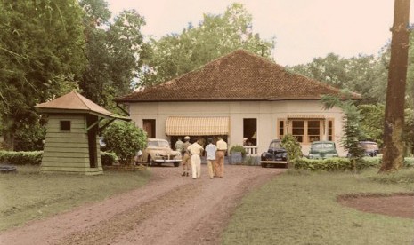 Sistem Sosial Etnis Arab Indonesia Mulai Berubah pada 1900. Rumah Soekarno di PegangsanTimur tempat proklamasi kemerdekaan Indonesia dibacakan pada 18 Agustus 1945. Rumsh ini sebenarnya sumbangan saudagar keturunan Arab-Yaman, Yusuf Martak.