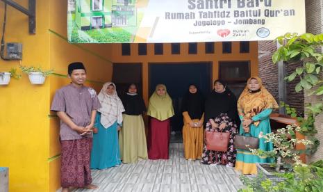 Rumah Tahfidz Baitul Quran Jogoloyo Di Kecamatan Jombang  kedatangan tamu dari TKIT Ar Ruhul Jadid beberapa waktu lalu.