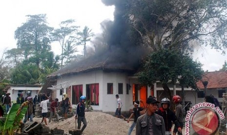 Rumah terbapkar usai bentrok