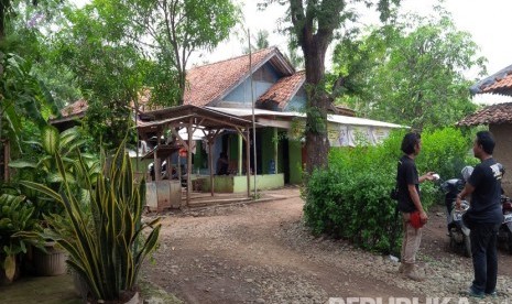   Rumah terduga teroris Sunakim alias Afifi, di Dusun Krajan I RT 01/01, Desa Kalensari, Kecamatan Compreng, Kabupaten Subang, Jabar, ramai didatangi tamu seperti dari kepolisian dan awak media, Senin (18/1).