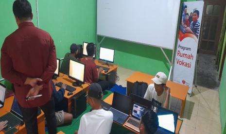 Rumah vokasi yang diselenggarakan di Desa Ragatunjung adalah pelatihan komputer.