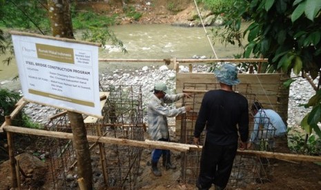 Rumah Wakaf Indonesia bangun jembatan.