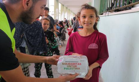 Rumah Wakaf menyalurkan bantuan makanan kepada warga Palestina.