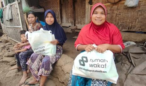 Rumah Wakaf menyalurkan bantuan sembako kepada warga di Desa Puncak Jeringo, Kabupaten Lombok Timur, Nusa Tenggara Barat.