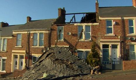  Rumah warga di Bensham, Gateshead, Inggris banyak yang hancur dan mengalami terputus aliran listrik usai dihantam badai Malik. 