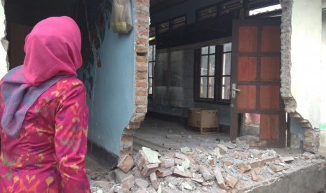 House at Tongkek Village, Kuripan, West Lombok, West Nusa Tenggara severely damaged by the Sunday's quake.