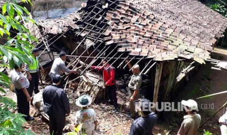 Rumah warga di Kampung Pangkalan RT 23 RW 05 Desa Padaasih, Kecamatan Cisaat, Kabupaten Sukabumi rusak berat akibat gempa 6,1 SR Lebak Banten Selasa (23/1).