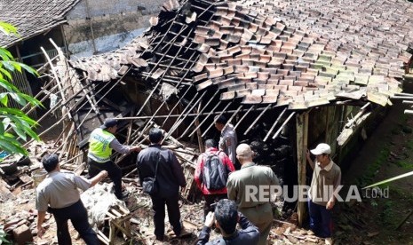 Rumah warga di Kampung Pangkalan RT 23 RW 05 Desa Padaasih, Kecamatan Cisaat, Kabupaten Sukabumi rusak berat akibat gempa 6,1 SR Lebak Banten Selasa (23/1).