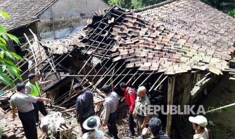 Rumah warga di Kampung Pangkalan RT 23 RW 05 Desa Padaasih, Kecamatan Cisaat, Kabupaten Sukabumi rusak berat akibat gempa 6,1 SR Lebak Banten Selasa (23/1).