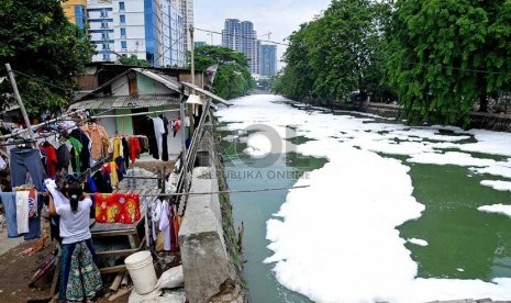  Rumah warga di tepi Kali Sunter yang dipenuhi busa dari Rumah Pompa Sunter Selatan, Jakarta Utara, Rabu (27/11).   (Republika/Prayogi) 