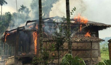 Rumah warga Rohingya terbakar.