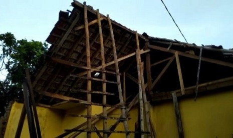 Rumah warga rusak akibat gempa yang berpusat di Selatan Kabupaten Tasikmalaya. Gempa juga berdampak di wilayah Kabupaten Garut.