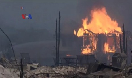 Rumah warga terbakar akibat dampak kebakaran hutan di California, AS