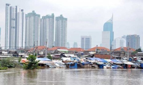 Rumah warga yang terendam banjir akibat meluapnya Banjir kanal Barat di kawasan Karet Tengsin Jakarta Barat, Rabu (16/1).