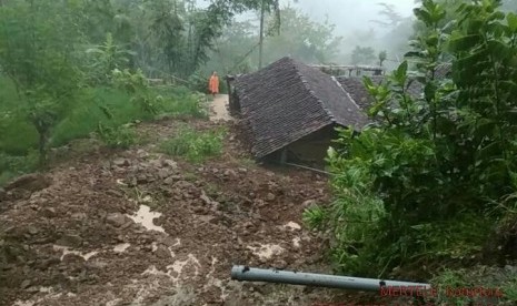 Rumah warga yang tertimbun tanah longsor  (ilustrasi) 