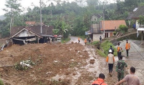 Rumah warga yang tertimpa longsor di Banjarnegara