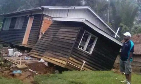 Rumah yang ambruk akibat gempa di Propinsi Hela di dataran tinggi Papua Nugini.