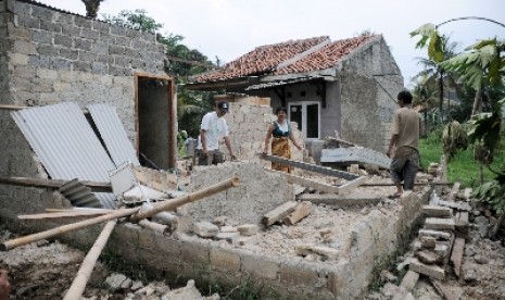 Rumah yang hancur akibat angin puting beliung (ilustrasi). Puting beliung melanda Kabupaten Langkat, Sumatra Utara.