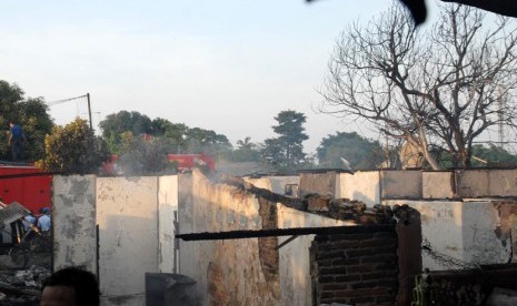   Rumah yang hancur akibat tertimpa pesawat Fokker 27 di komplek Rajawali, Lapangan Udara Halim Perdana Kusuma, Jakarta, Kamis (21/6).  (Agung Fatma Putra/Republika)