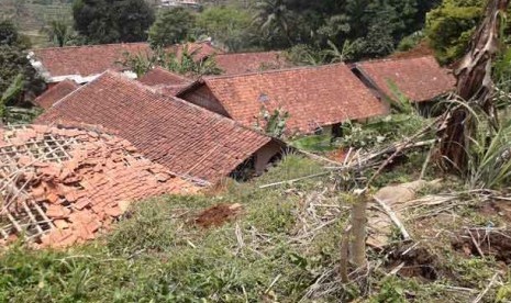 Rumah yang tertimbun tanah longsor di desaTenjolaya,Bogor.