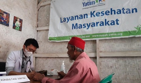 Rumah Yatim Area Jabar menggelar pemeriksaan dan pengobatan gratis bagi kaum lansia di Kampung Burungayun, Desa Sukakarya, Kecamatan Banyuresmi, Kabupaten Garut, Selasa(28/1).