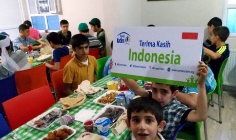 Rumah Yatim Bagikan 2325 Paket untuk Anak Yatim Suriah