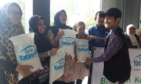 Rumah Yatim bantu guru honorer di Dago.