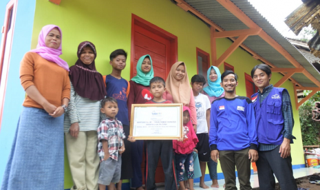     Rumah Yatim bantu renovasi rumah tak layak huni.