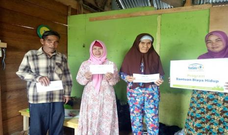 Rumah Yatim Cabang Palembang terus masif lakukan penyaluran bantuan biaya hidup hingga ke berbagai pelosok daerah Kota/Kabupaten di Provinsi Sumatera Selatan. Bantuan terus disalurkan sebagai bentuk realisasi dari zakat infaq dan shodaqoh yang telah dititipkan kepada Rumah Yatim.