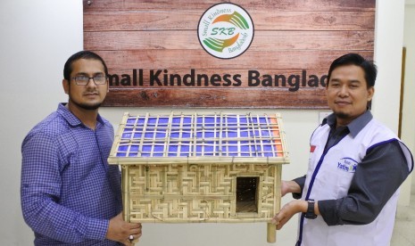 Rumah Yatim dan Small Kidness menggulirkan program bantuan untuk anak yatim Rohingya di pengungsian Cox's Bazar, Bangladesh, belum lama ini.