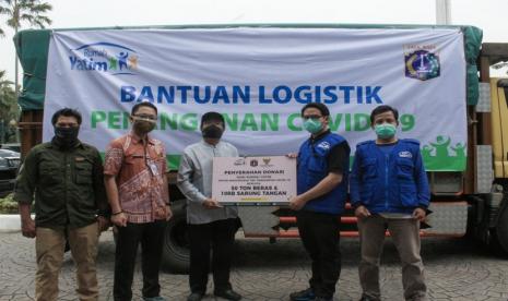 Rumah Yatim melalui cabang Jabodetabek menyerahkan bantuan paket sembako dan latex gloves kepada Pemerintah Provinsi DKI Jakarta yang diwakili Ketua Gugus Tugas Covid-19 dan Ketua Baznas (Bazis) DKI Jakarta di Balai Kota DKI Jakarta, Jalan Medan Merdeka Selatan No.8-9, Gambir, Kecamatan Gambir, Jakarta Pusat, Kamis (30/4).