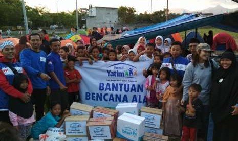 Rumah Yatim menyalurkan bantuan untuk korban gempa di Nusa Tenggara Barat (NTB), Selasa (7/8).