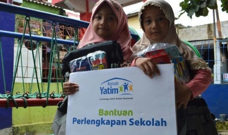 Rumah Yatim rutin menggulirkan program beasiswa pendidikan bagi siswa tidak mampu.