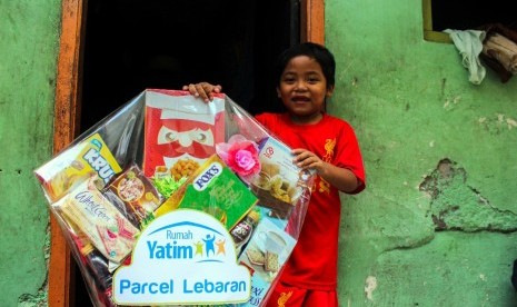 Rumah Yatim Serahkan Parcel Lebaran untuk Tegar