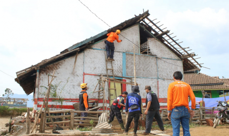 Rumah Zakat Action bantu perbaiki rumah warga yang rusak akibat angin kencang di Kabupaten Bandung.