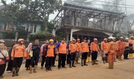  Rumah Zakat Action bekerja sama dengan BASARNAS dan BPBD Provinsi Banten berupaya mencari korban bencana Longsor yang terjadi di Kampung Ciusul, Desa Citorek Kidul, Kecamatan Cibeber, Kabupaten Lebak, Banten pada hari Ahad (8/12).