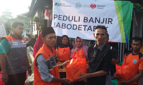     Rumah Zakat Action bersama BPJSTK memberi bantuan untuk korban banjir bandang Lebak.