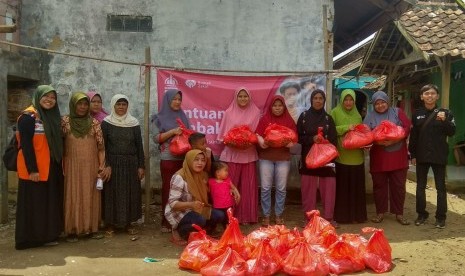 Rumah Zakat Action bersama komunitas Bukalapak Banten mendistribusikan bantuan sembako di Kampung Cibungur Masjid RT 5/2, Desa Cibungur Kecamatan Sukaresmi  kabupaten Pandeglang.