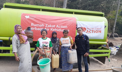 Rumah Zakat Action bersama Relawan Rumah Zakat menyalurkan air bersih di Gerem Cupas Wetan RT/RW 001/007, Kelurahan Gerem, Kecamatan Gerogol, Kota Cilegon, Banten. 