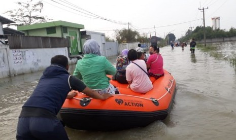 Rumah Zakat Action dan OVO terlibat dalam evakuasi penduduk Desa Tegalluar Kec. Bojongsoang, Kab. Bandung yang terdampak luapan sungai Citarum akibat intensitas hujan tinggi. 