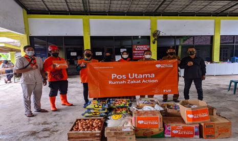 Rumah Zakat Action kembali melakukan aksi penyaluran bantuan kepada warga terdampak banjir Kecamatan Semboro, Kabupaten Jember. Sebanyak 150 kg beras, 30 kg gula, 30 kg telur, 30 L minyak goreng, 30 kaleng kornet superqurban serta 30 paket hygiene kits yang terdiri dari sabun, sabun cuci baju, shampo, sikat dan pasta gigi, telah dibagikan kepada para penyintas banjir pada Senin (15/11).