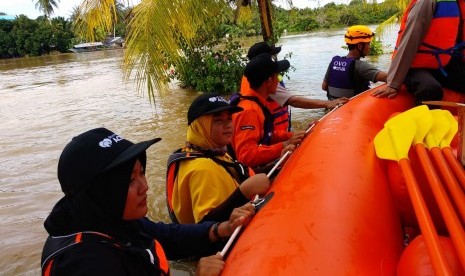 Rumah Zakat Action melakukan proses evakuasi terhadap korban banjir di Samarinda pada Senin, (9/6).