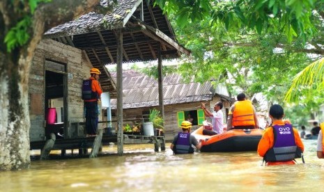 Rumah Zakat Action melakukan proses evakuasi terhadap korban banjir di Samarinda pada Senin, (9/6).