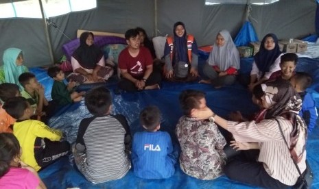 Rumah Zakat Action membacalan dongeng untuk para pengungsi di Solok.