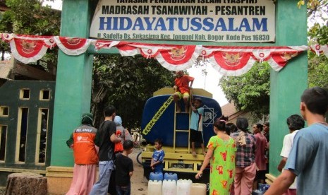 Rumah Zakat Action membantu kekeringan di Cibarusah dan Jonggol.