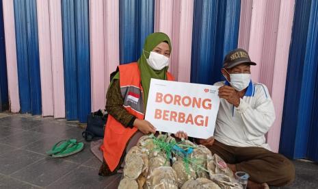  Rumah Zakat Action memborong dagangan milik Nasir lalu membagikan secara gratis kepada masyarakat, Ahad (5/9) lalu.