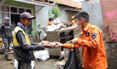 Rumah Zakat Action menerjunkan empat orang relawan Nusantara Bandung membantu bersih-bersih material lumpur akibat banjir Cijerah, Kota Bandung. Sebelumnya  curah hujan yang tinggi pada hari Selasa tanggal 2 november 2021 mengakibatkan aliran sungai terhalang oleh eskalasi sampah yang tidak berfungsi.