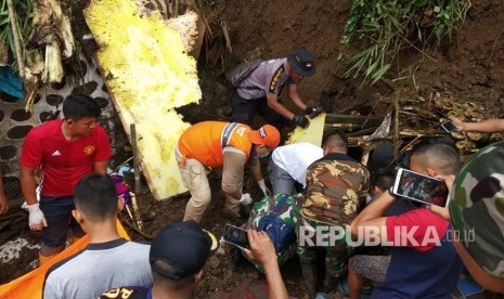 Rumah Zakat Action mengevakuasi korban banjir dan longsor di Sentani, Jayapura.