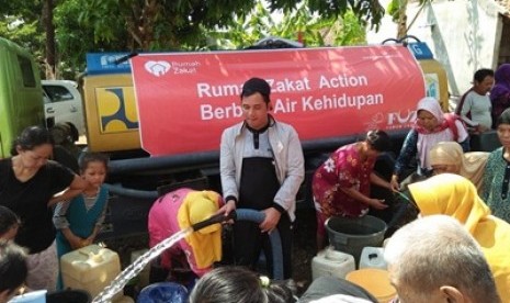 Rumah Zakat Action menyalurkan air bersih kepada warga Dusun Ciduging, Desa Tarunajaya, Kecamatan Darmaraja, Kab.Sumedang.