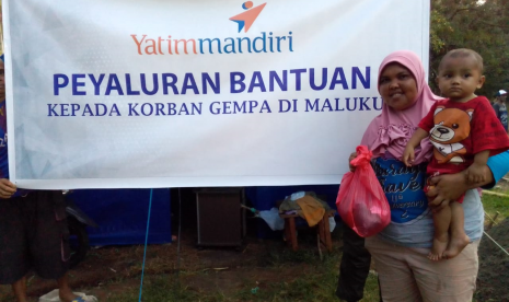  Rumah Zakat Action menyalurkan bantuan logistik ke salah satu titik pengungsian Dusun Hurun Rt 01/02, Rw 01, Kecamatan Tulehu, Kabupaten Maluku Tengah. 